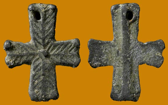 voor- en achterzijde van een middeleeuws bedevaarderskruisje