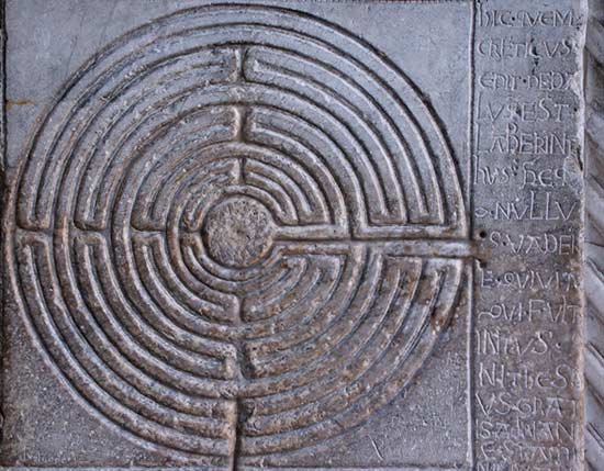 het labyrint, universeel symbool van de levensweg van de mens. Lucca, San Martino Dom, pijler van het ingangsportaal