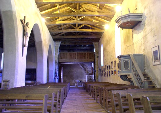 interieur van de kerk Saint-Pierre de Mons bij Belin-Béliet