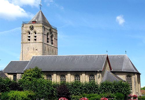 De St. Audomaruskerk in Adinkerke met cultusbeeld van St. Cornelius.