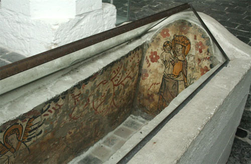 Maria en Kind in grafkist. Fresco, 14de eeuw. Aardenburg, Sint Bavokerk