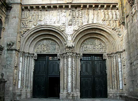 het romaanse Portaal der Edelsmeden aan de zuidgevel van de kathedraal