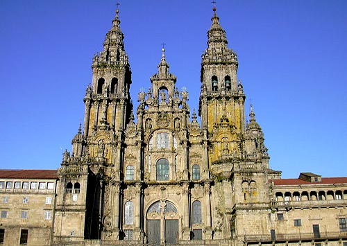 de barokke 18de-eeuwse voorgevel van de kathedraal van Compostela