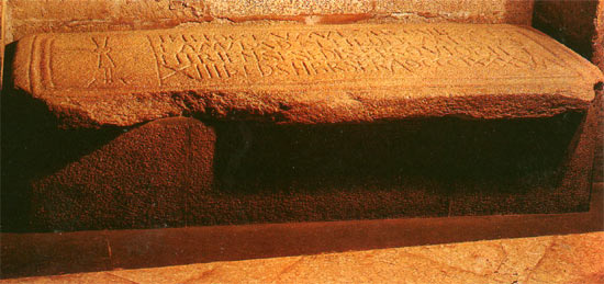 deksel van graftombe van bisschop Theodemir (9de eeuw).