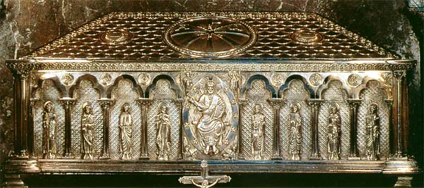 zilveren schrijn met de (vermeende) relieken van Jacobus en zijn 2 leerlingen, in de crypte onder het hoofdaltaar van de kathedraal van Compostela