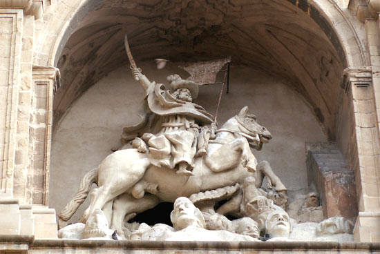 ruiterstandbeeld van St. Jakob, de Morendoder. Logorono, Santiagokerk.