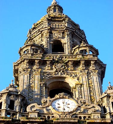 de klokketoren, een van de barokke toevoegingen in de 18de eeuw