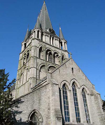 13de eeuwse toren en voorgevel van de St.-Jakobskerk in Doornik