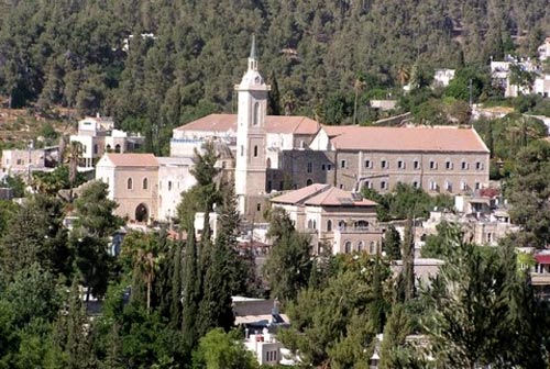 Ein Kerem is volgens de overlevering de geboorteplaats van Johannes de Doper. De maagd Maria bracht er een bezoek aan Elisabeth en Zacharias, de ouders van Johannes de Doper.