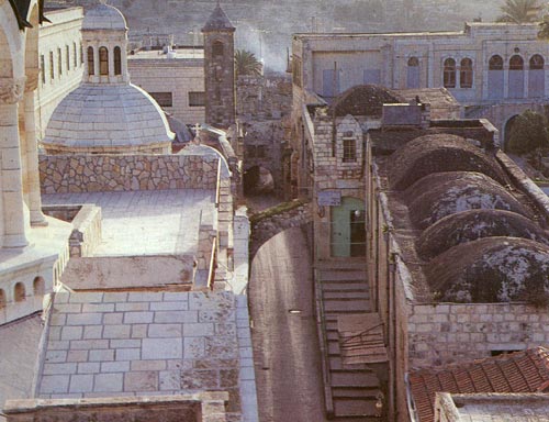 de vertrekplaats van de Via Dolorosa. In het midden, de straat die leidt naar de Stefanuspoort. Links de franciscaanse Geselingskapel. Rechts de moslimschool Al-Omariya