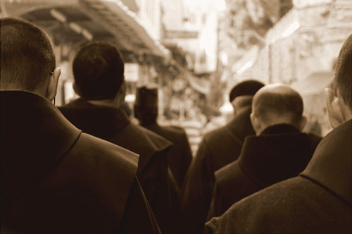 Franciscaner-monniken leiden de Kruisweg-processie in jeruzalem
