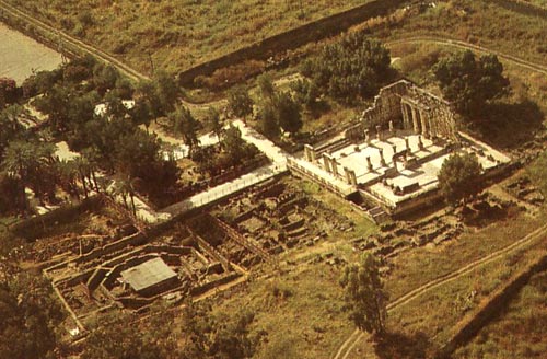 Luchtfoto van Kafarnam, bij het meer van Tiberias. Van daaruit ging Jezus predikten in Galilea, in de begintijd van zijn openbaar leven.