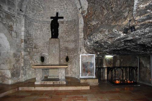 de crypte waarin de H. Helena het Ware Kruis van Jezus vond.