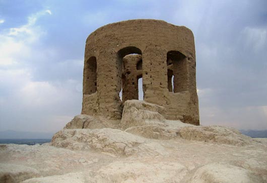 Vuurtoren en uitkijkpost van Perzische Magi, op de top van de berg bij Esfahan (Iran)