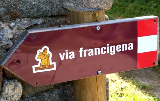 Hedendaagse wegwijzer langs de bedevaartsweg Via Francigena naar Rome