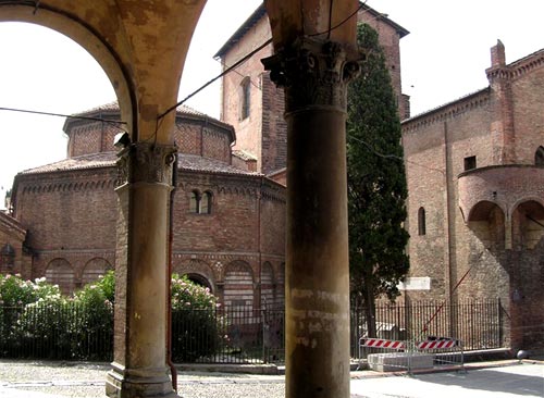 De Santo Stefano kerk in Bologna, waarin de belangrijkste heiligdommen van Jeruzalem zijn uitgebeeld, o.m. de H. Grafkapel