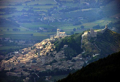 zicht op het bedevaartsoord van de H. Franciscus in Assisi, vanop de Monte Subasio