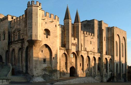 voorgevel van het pausenpaleis in het Zuid-franse Avignon