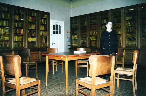 bibliotheek-middelbaar, met Zr Lutgart, mijmerend over een rijk onderwijsverleden (2004)