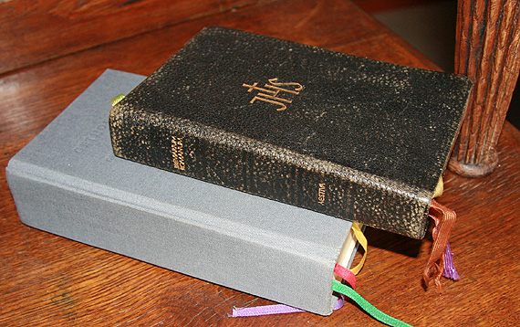 Het oude Latijnse brevier en het Getijdenboek (foto: katholieknederland.nl)