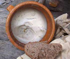 een homp roggebrood met een potje spekvet