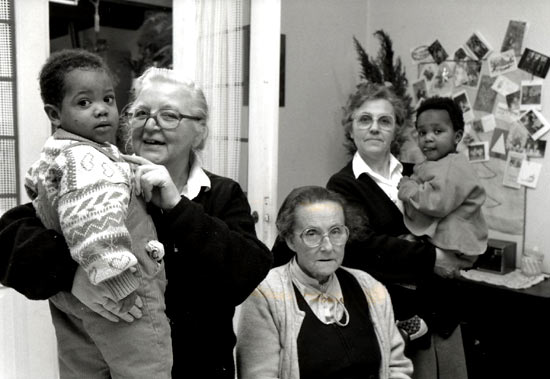 2 gastkinderen vertroeteld door vlnr. Zr Marie-Louise, Zr Henriette en Zr Irne-Marie (mei 1993)