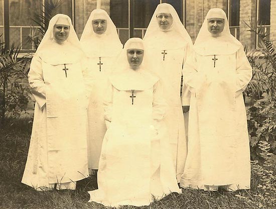 de 5 eerste missiezusters voor hun vertrek naar Basankusu (1926)