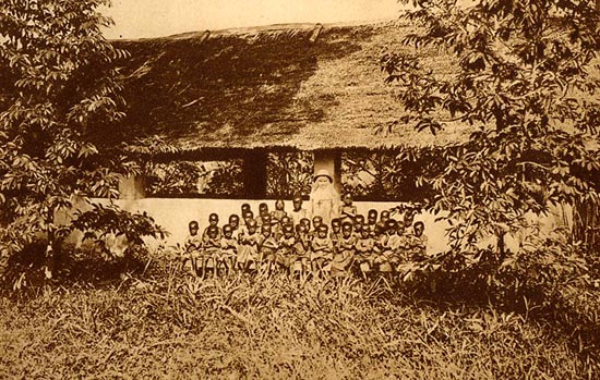 een van de eerste klassen van de lagere school in Basankusu