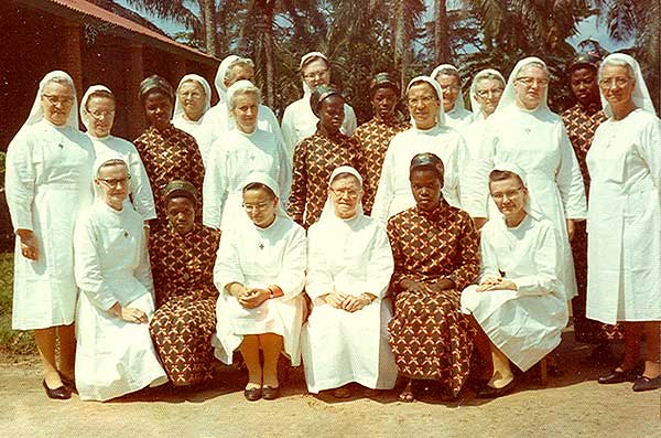 aflossing van de wacht: Vlaamse zusters van O.L.Vr. ten Bunderen en 5 inlandse 'Soeurs de Ste Thérèse de l'Enfant Jésus'
