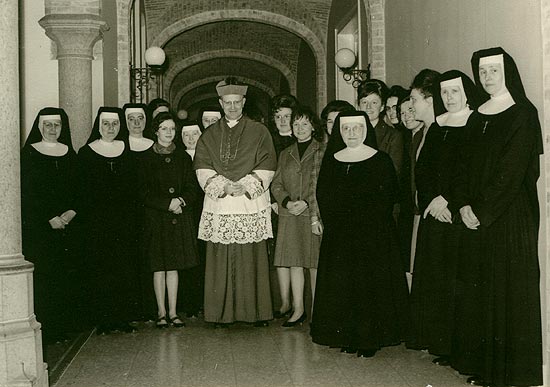 Mgr De Smedt op bezoek, omringd door leerkrachten van het secundair onderwijs (24 maart 1964)