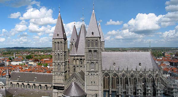 De wereldvermaarde romaans-gotische O.-L.-V.-kathedraal van Doornik
