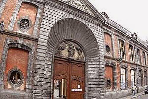 Het timpaan boven de ingangspoort van de Doornikse Academie voor Schone Kunsten