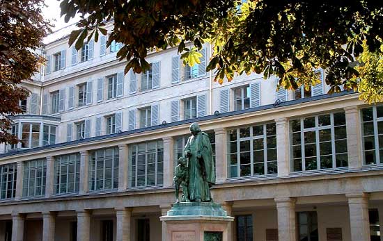 standbeeld van Abbé Charles-Michel de l'Epée op de binnenkoer van het Institut Nationale des Sourds. Parijs, rue St.-Jacques