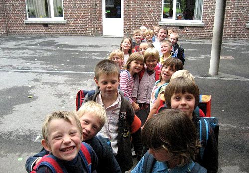 leerlingen van het 1ste leerjaar in de rij op de 1ste schooldag (2007)