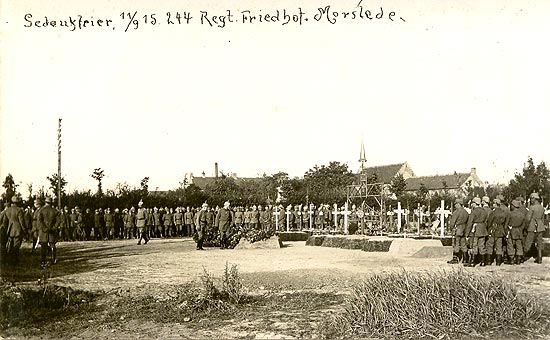 Duitse dodenherdenking op militair kerkhof. Op de achtergrond het klooster van ten Bunderen