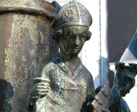 De H. Domitianus op bronzen fontein op markt van Hoei (15de eeuw).