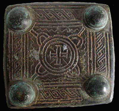 Bronzen riemgesp met centraal kruismotief. 7de eeuw. Laye (Frankrijk)