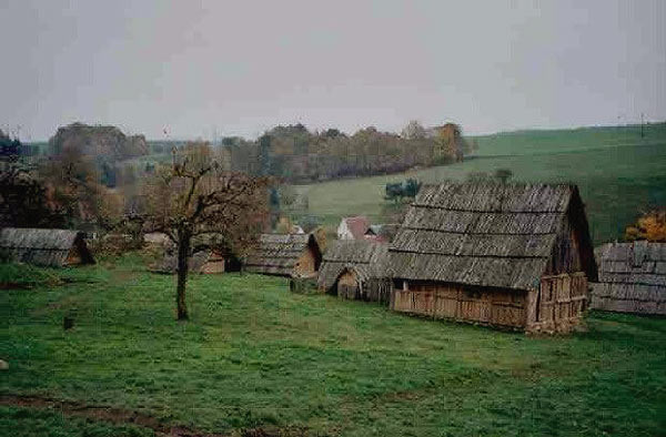 Reconstructie van een middeleeuws gasthuis op het platteland