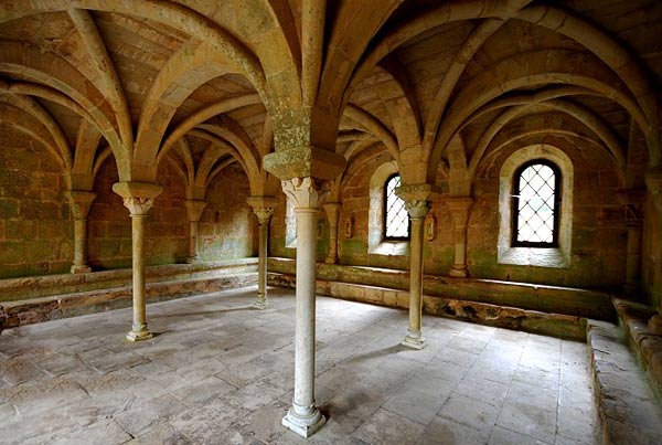 De romaanse kapittelzaal van de voormalige benedictijnerabdij van Fontfroide (Languedoc, Fr.)