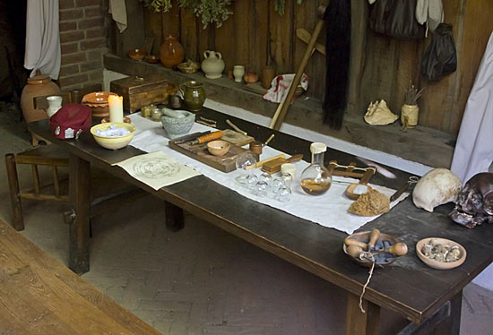 Reconstructie van het huis van een barbier-chirurgijn. Alphen aan de Rijn, Archeon.