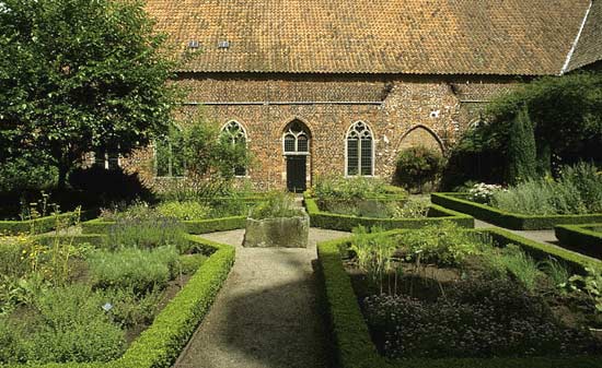 De kruidentuin in het klooster van de Kruisheren in Ter Apel (NL)