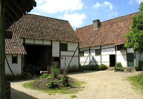 erf van een boerderij  (Openluchtmuseum in Bokrijk)