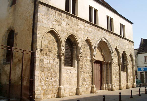 Bewaard gebleven geven van een 13de-eeuws hospitaal in Brie-Comte-Ferrand (Fr.)