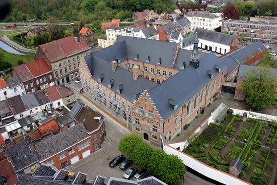 Luchtfoto van het hospitaal Notre-Dame à la Rose in Lessines.