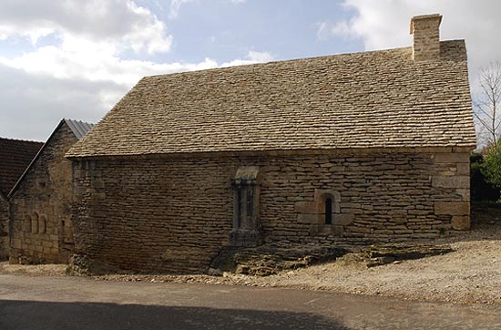 12de eeuws gasthuis voor pelgrims in Mont-Saint-Jean (Fr., Bourgogne).