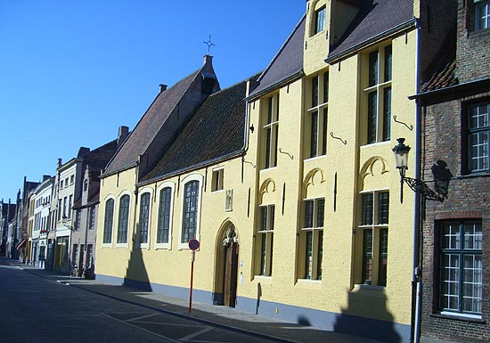 Het Godshuis Sint-Joos in de Ezelstraat in Brugge.