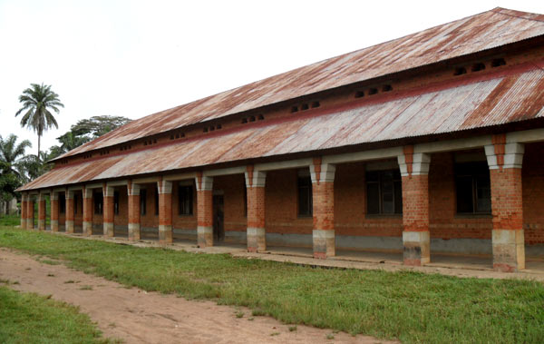 De zijgevel van het generalaat-gebouw in Basankusu