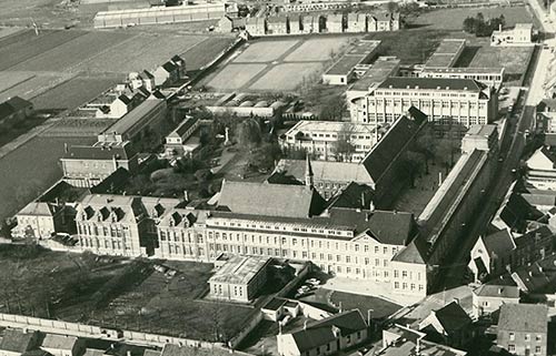 luchtfoto van het huidige klooster- en scholencomplex in Gijzegem