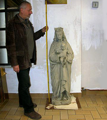 Ludo Hameeuw naast het beeld in het restauratie-atelier