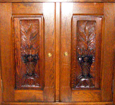 Twee panelen van de toog, verwerkt in een schouwkastje.